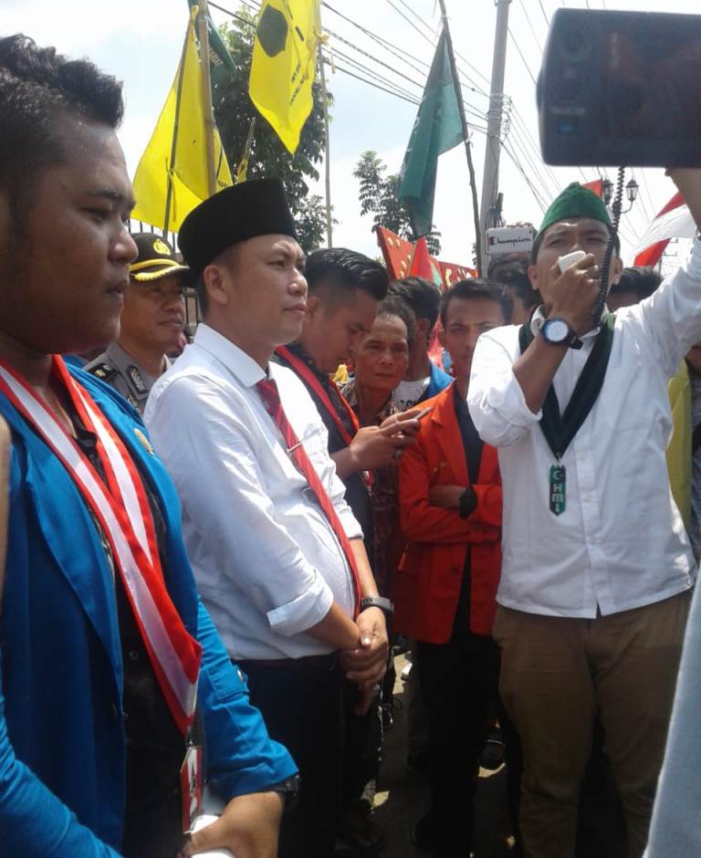 Pelantikan DPRD Musi Rawas Disambut Demo Mahasiswa